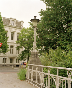 805749 Afbeelding van de lantaarn op de Herenbrug over de Stadsbuitengracht te Utrecht.